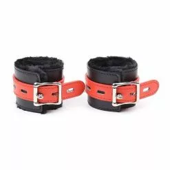 Generique Menottes Avec Fourrure Noires-Rouges -GODES EN SILICONE Soldes menottes avec fourrure noires rouges 1