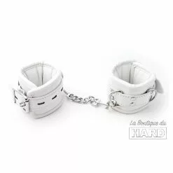 BDSMaster Menottes De Poignets Cuff Bomb Blanches 15 BDSMaster Menottes De Poignets Cuff Bomb Blanches -GODES EN SILICONE Soldes menottes de poignets cuff bomb blanches 3