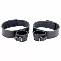 The Red Menottes De Retenue En Cuir Cuisses-Mains