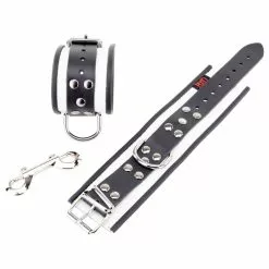 The Red Menottes En Cuir Blanc-Noir -GODES EN SILICONE Soldes menottes en cuir blanc noir 2