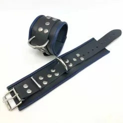 The Red Menottes En Cuir Noir-Bleu -GODES EN SILICONE Soldes menottes en cuir noir bleu 3