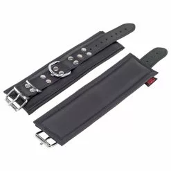 The Red Menottes Rembourrées En Cuir Pour Les Poignets Noir 11 The Red Menottes Rembourrées En Cuir Pour Les Poignets Noir -GODES EN SILICONE Soldes menottes rembourrees en cuir pour les poignets noir 3